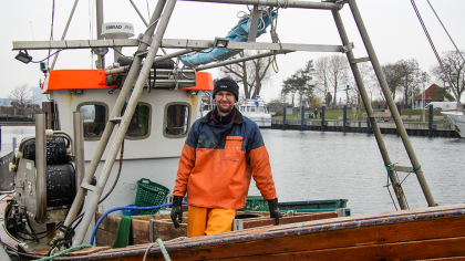 Peter Dietze ist einer der drei Fischer im Niendorfer Hafen. Er sucht einen Azubi für seinen Betrieb.